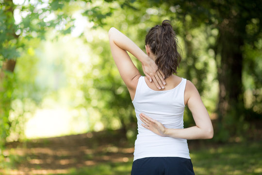 Joggerin dehnt ihren R&uuml;cken