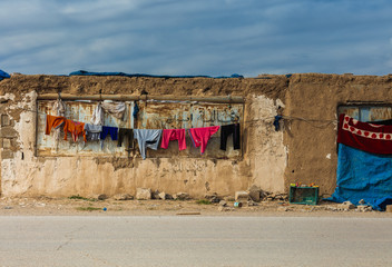 Obraz premium Abandoned house in Iraqi desert occupied by Syrian refugees