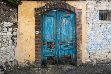 Vitnage blue closed damaged door