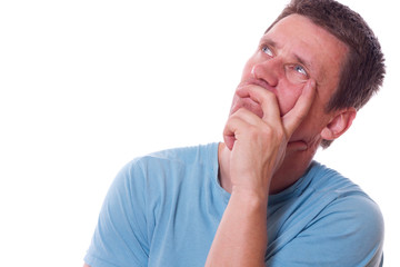 Nachdenklicher Mann mit blauen Shirt vor weißen Hintergrund