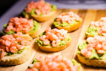 Bruschetta with a paste of green peas and shrimps