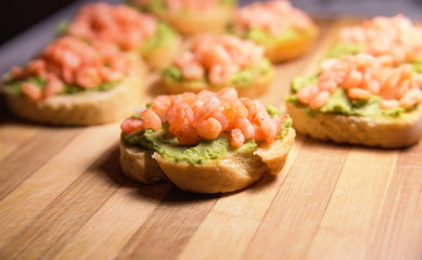 Bruschetta with a paste of green peas and shrimps
