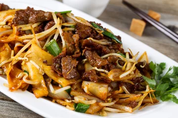 Keuken foto achterwand Gerechten Chinese pittige rundvlees- en groenteschotel in bord
