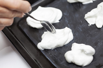 Fototapeta na wymiar Preparación de merengues