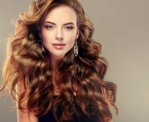 Photo sur Plexiglas Salon de coiffure Belle fille aux longs cheveux ondulés. Brune avec une coiffure frisée. bijoux boucles d& 39 oreilles