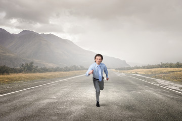 Obraz premium Businessman run on road