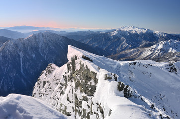 西穂高岳山頂から望む冬の稜線