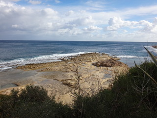 Каменистый изрезанный морской берег