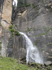Fototapeta na wymiar waterfall in India, Himachal Pradesh 