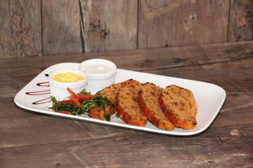 Gemüsebrot mit Dip und kleiner Salatbeilage