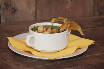 Suppe als Vorspeise serviert