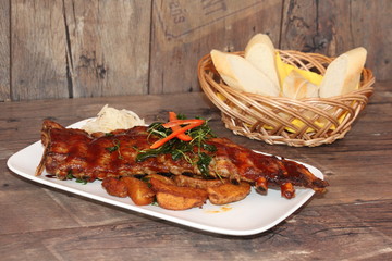 Spare Ribs / Spareribs mit Brot / Mouth Watering Juicy Grilled Meat with Bread