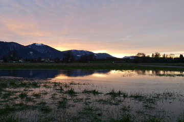 Sonnenuntergang nahe den Alpen