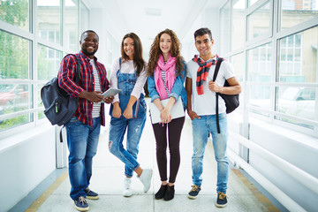 Obraz premium College friends in corridor