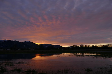 Obraz premium Sonnenuntergang nahe den Alpen