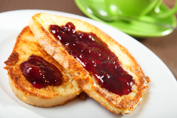 French toast with jam