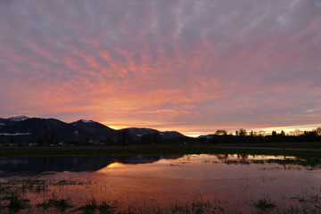 Sonnenuntergang nahe den Alpen
