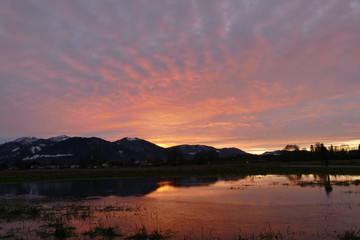 Sonnenuntergang nahe den Alpen
