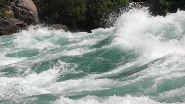 Die Stromschnellen nach den Niagara Falls