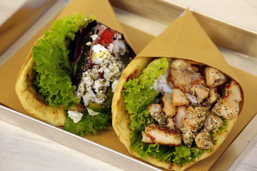 Pita Gyros Il gyros è un cibo da strada greco, simile al kebab: una pita farcita con tzatziki, carne di maiale, verdure e patatine fritte.
