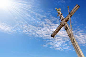 croce su cielo azzurro