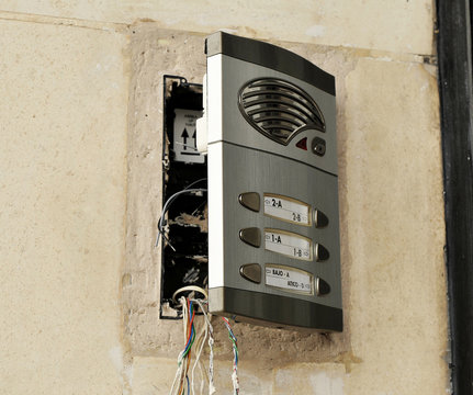 Reparaci&oacute;n del portero autom&aacute;tico del edificio
