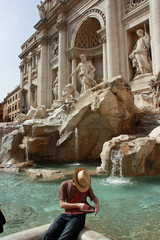Fototapeta na wymiar Rome, petite halte à la fontaine de Trevi, Italie
