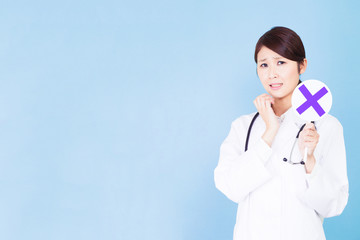 Fototapeta premium 女性 医者 女医 病院 医療 治療 バツ ✖︎ 不安