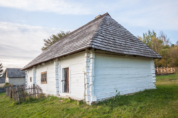 Stara drewniana chata, Góry Świętokrzyskie - obrazy, fototapety, plakaty
