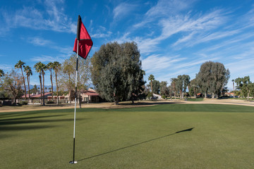 Obraz premium Golf course green with flag in hole
