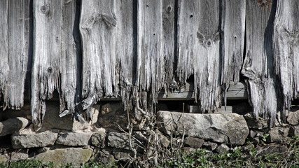Alte morsche Holzwand einer Scheune