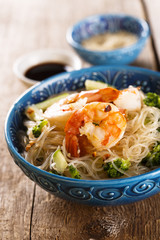 Noodles with shrimps and vegetables