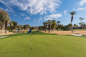 Obraz premium Golf course green with flag in hole