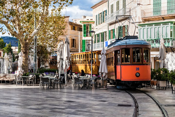 Strassenbahn fährt durch die Fussgängerzone in Sóller
