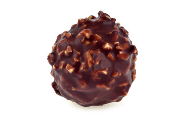 Boule de chocolat noir aux éclats de noisettes