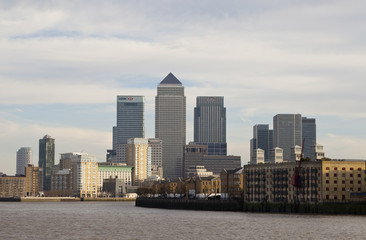 Fototapeta na wymiar New London Skyline. When building regulations limited the rebuilding of the old financial centre, Canary Wharf was developed.