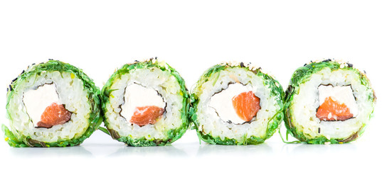Naklejki  zbliżenie tradycyjnych rolek sushi ze świeżych japońskich owoców morza na
