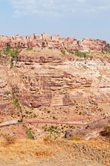 Fototapeta na wymiar Rocce rosse, case decorate, montagna, le antiche mura della città fortificata di Kawkaban, Yemen