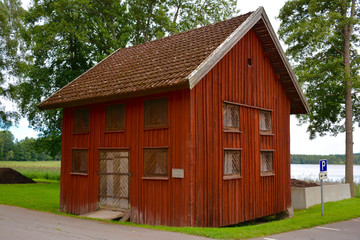 Fototapeta na wymiar Altes Gebäude an der Kirche - Norra Sandsjö