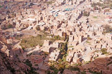 Fototapeta na wymiar La valle di Shibam vista dalla città fortificata di Kawkaban, Yemen