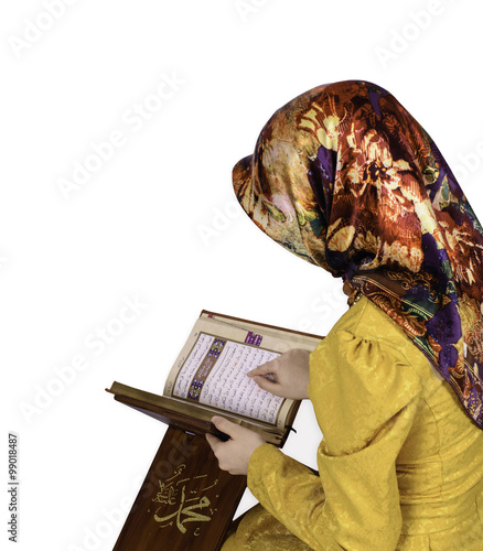 Muslim Girl In Hijab Reading Al Quran On A White Background Photo Libre De Droits Sur La