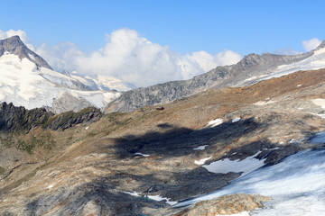 Fototapeta na wymiar Alpine hut Defreggerhaus at Großvenediger glacier and mountain panorama in the Hohe Tauern Alps, Austria