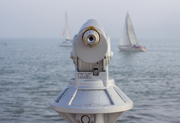 Binoculares y barcos