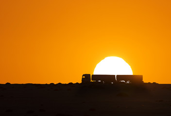 Fototapeta na wymiar Lastwagen Sonnenuntergang