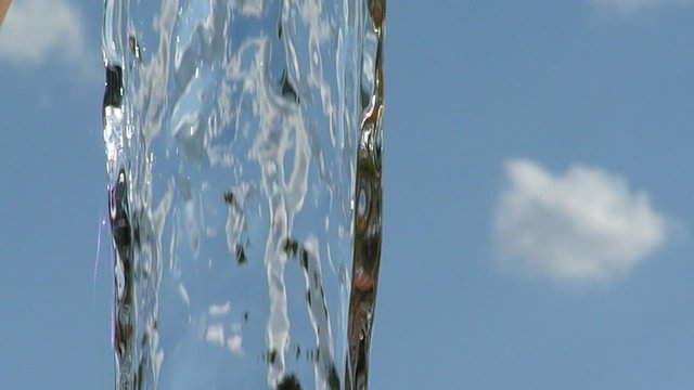 Wasser str&ouml;mt aus Rohr