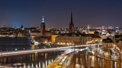 Foto op Plexiglas Stockholm Stockholm bij nacht. Prachtig nachtlandschap van het stadscentrum van Stockholm, het Venetië van het noorden. Van links naar rechts zijn Kungsholmen, het stadhuis van Stockholm, Riddarholmen en Gamla Stan hier afgebeeld.