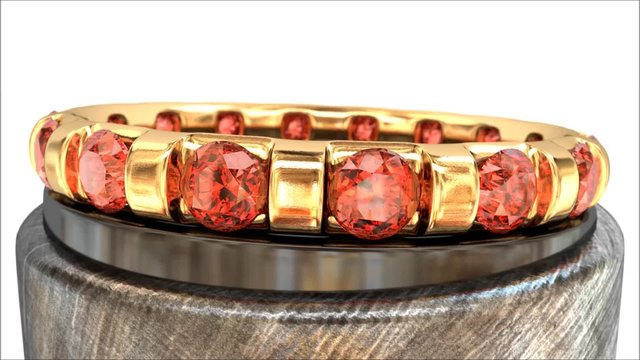 Goldring mit roten Edelsteinen