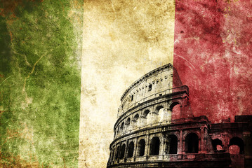 Coliseo romano con bandera de italia