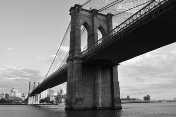 Naklejka premium Most Brookliński widziany z Manhattanu