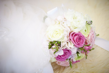 バラの花束とウェディングドレス